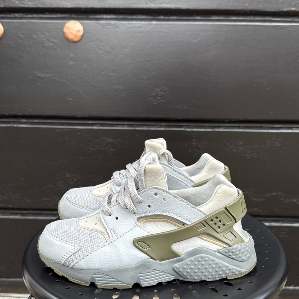 Nike Kids' Light Gray and Gray Huarache
